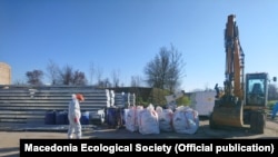 Подготвителната фаза за чистењето на малата депонија со линдан во фабриката ОХИС во Скопје. Извор МЕД.