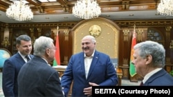 Сустрэча Аляксандра Лукашэнкі з спэцыяльным пасланьнікам прэзыдэнта Трампа Кітам Келагам у Менску. Джон Коўл, памочнік Келага, — справа. Чэрвень 2025 году