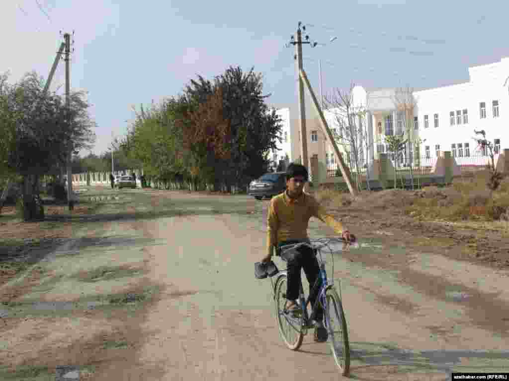 Türkmengala, "Täze oba" daýhan birleşigi: Jork ýolda ikinji aýakgap hem zerur bolýar..