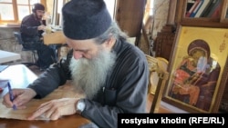 Монах Лука працює у своїй майстерні в монастирі Ксенофонт. Саме тут він писав Томос про автокефалію для Православної церкви України