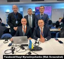 Леонид Пшеничнов (стоит в центре), биолог, Василий Мирошниченко, посол Украины в Австралии (сидит справа) на одном из заседаний CCAMLR. Архив