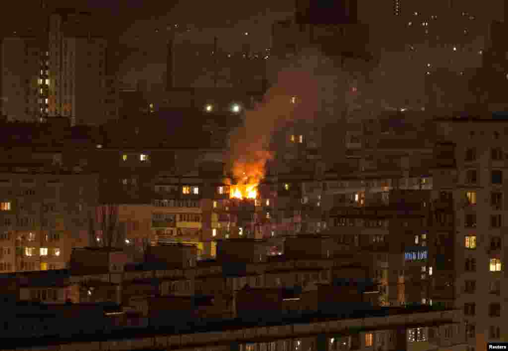 Пожар в квартире в Киеве после очередной российской атаки 23 марта.Украинские власти сообщают, что за выходные 22-23 марта в результате ударов по Киеву погибли три человека, в том числе пятилетняя девочка и ее отец.Последние переговоры между российскими и американскими посланниками состоялись 24 марта в Эр-Рияде (Саудовская Аравия)