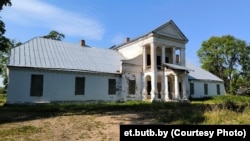 Цяперашні стан галоўнага будынку маёнтку, які выстаўлялі на продаж 14 лістапада 2025 году