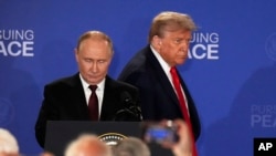 Президент Росії Володимир Путін (л) і його американський колега Дональд Трамп, Анкоридж, Аляска, 15 серпня 2025 року