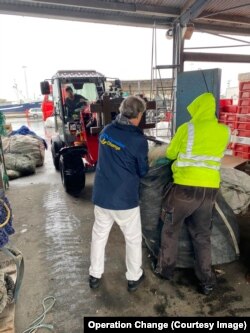 Рибальські сітки готують до відправки на фронт до України. Швеція