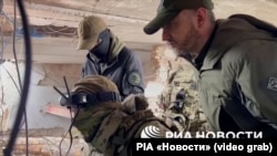 Група російських військових поблизу Часового Яру, які асистують під час пілотування дрону з московського ділового центру «Москва-Сіті»