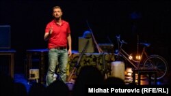 Predstava je u Sarajevu premijerno prikazana u Sarajevskom Ratnom Teatru (SARTR)