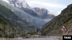 Самая дешевая и короткая дорога из Закавказья и дальше на север идет через Военно-Грузинскую и Военно-Осетинскую дороги. Осетины контролируют обе