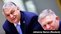 Прем’єр-міністр Угорщини Віктор Орбан (ліворуч) і голова уряду Словаччини Роберт Фіцо
