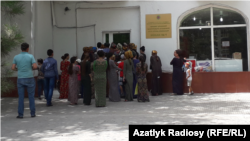 Döwlet dükanynyň öňündäki azyk nobaty, Aşgabat, 2018