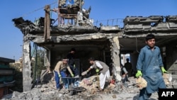 Афганцы в Кабуле разбирают обломки дома, поврежденного в результате пакистанского авиаудара во время конфликта. 16 октября 2025 года
