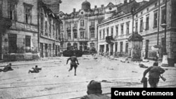 Советские войска ведут бой во Львове. Июль 1944 года