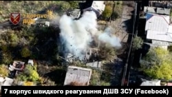 Украинские военные наносят удар по одному из частных домов в Покровське, где были выявлены российские военные. Скриншот из видео, опубликованного 7-м корпусом десантно-штурмовых войск ВСУ 27 октября этого года