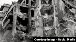 Imaginea unei clădiri prăbușite la București