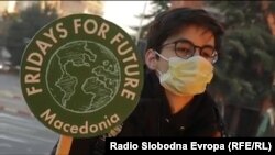 Илустрација - Активист од Движењето „Петоци за иднината“ против климатските промени во локалниот контекст на Македонија. 