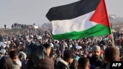 Palestinci prolaze pored kontrolnog punkta Necarim prema gradu Gazi i sjevernom dijelu Pojasa Gaze, 27. januara 2025.