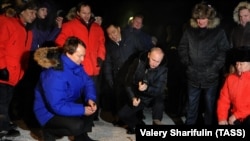 Путин забивает колышек на начале строительства дороги «Кызыл-Курагино» в 2011 году