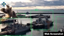 Взрыв у причала подводной лодки класса «Варшавянка» в порту Новороссийска. Скриншот кадра видео СБУ