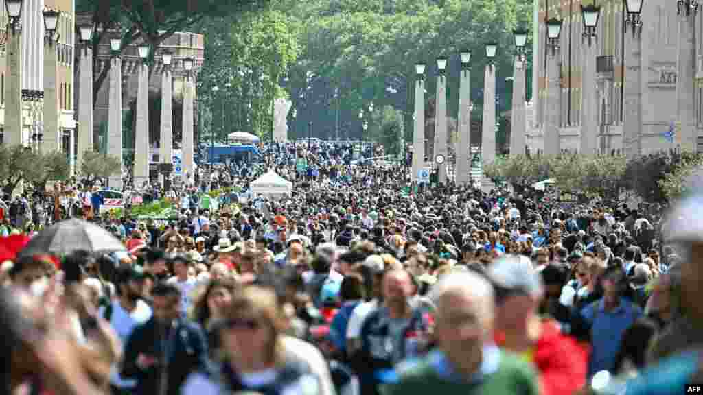 Hiljade ljudi na Ulici pomirenja (Via della Conciliazione), koja vodi ka Trgu Svetog Petra u Vatikanu.
