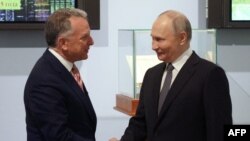 Президент Росії Володимир Путін тисне руку представникові президента США Дональда Трампа Стіву Віткоффу під час зустрічі в Санкт-Петербурзі, 11 квітня 2025 року