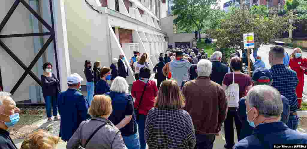 Redovi ispred dvorane koja je pretvorena u centar za vakcinaciju su veliki.