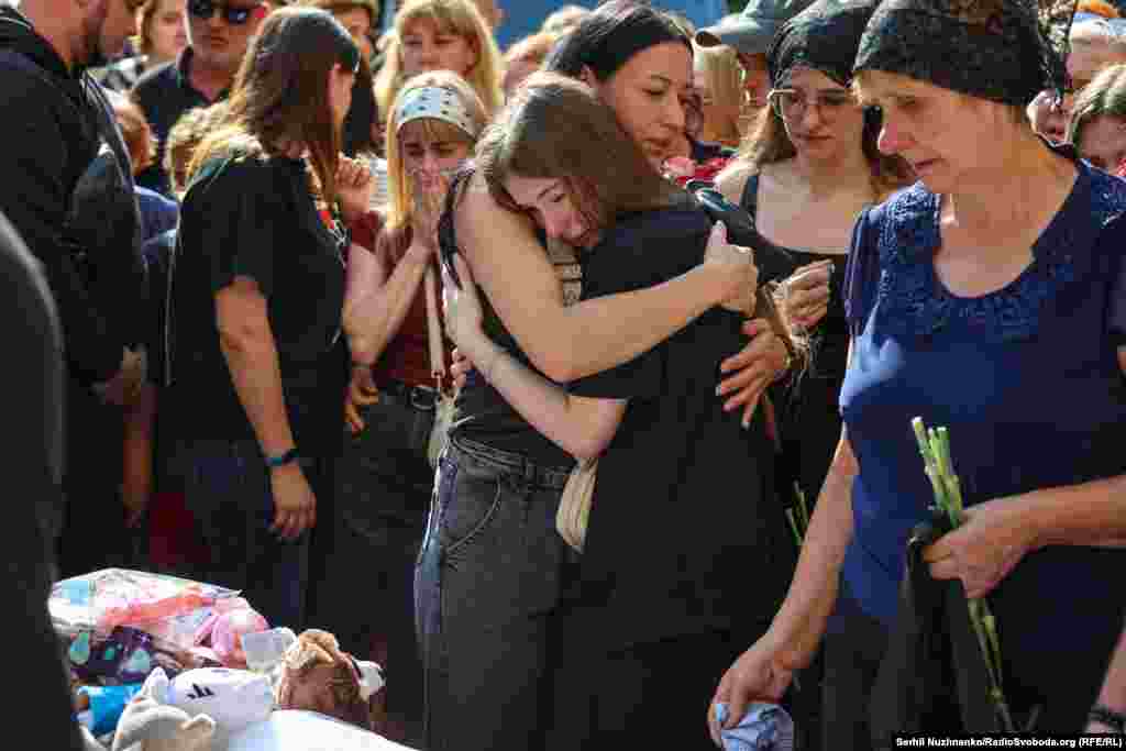 Окрім квітів, люди приносили дитячі іграшки. Київ, 31 серпня 2025 року