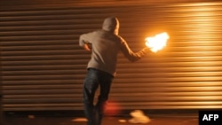 Невідомий кинув пляшку із запалювальною сумішшю у вікно будівлі (фото ілюстративне)