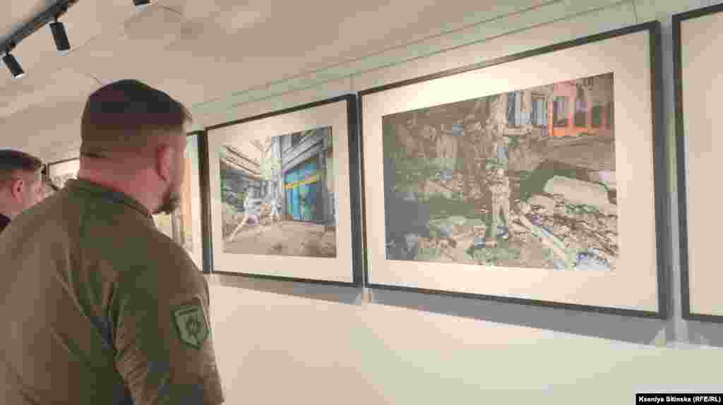 Військовий розглядає експозицію виставки
