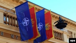 Nakon promjene vlasti, Crna Gora od 2021. nema ambasadore u preko 75 odsto zemalja, kao ni u UN, te NATO. Foto: ilustrativna fotografija, zastave NATO i Crne Gore na Cetinju, 3. decembar 2015.