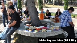 На фоне массовой безработицы в стране суды приступили к рассмотрению исков бывших государственных служащих, которые считают, что они были уволены незаконно