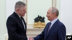 Словацький прем'єр-міністр Роберт Фіцо (л) та президент Росії Володимир Путін (п) на зустрічі в Москві. Росія, 22 грудня 2024 року