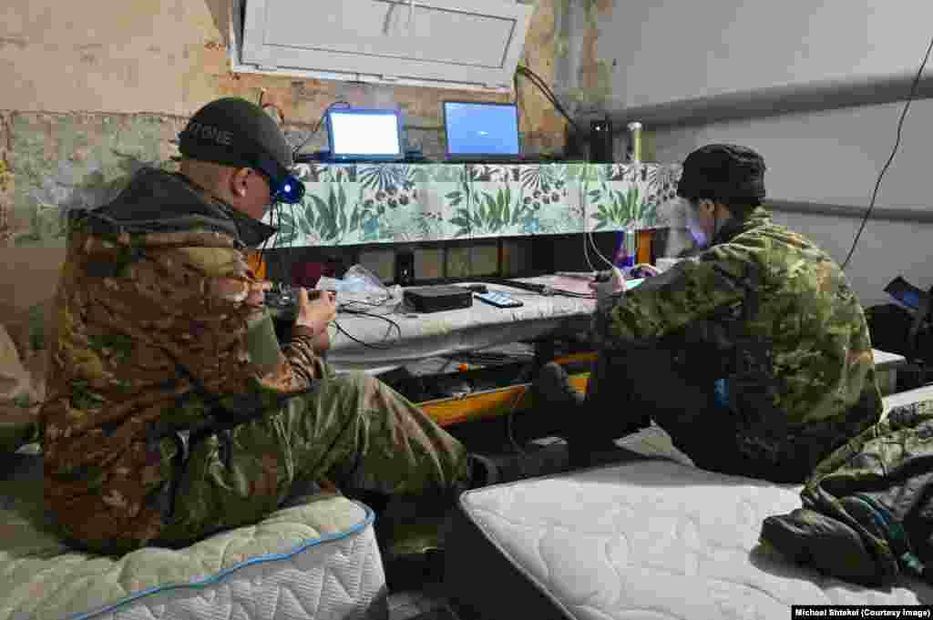 Обидва пілоти під час роботи перебувають в умовно безпечному місці за декілька кілометрів від цілі