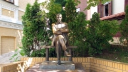 Памятник Михаилу Булгакову в Киеве