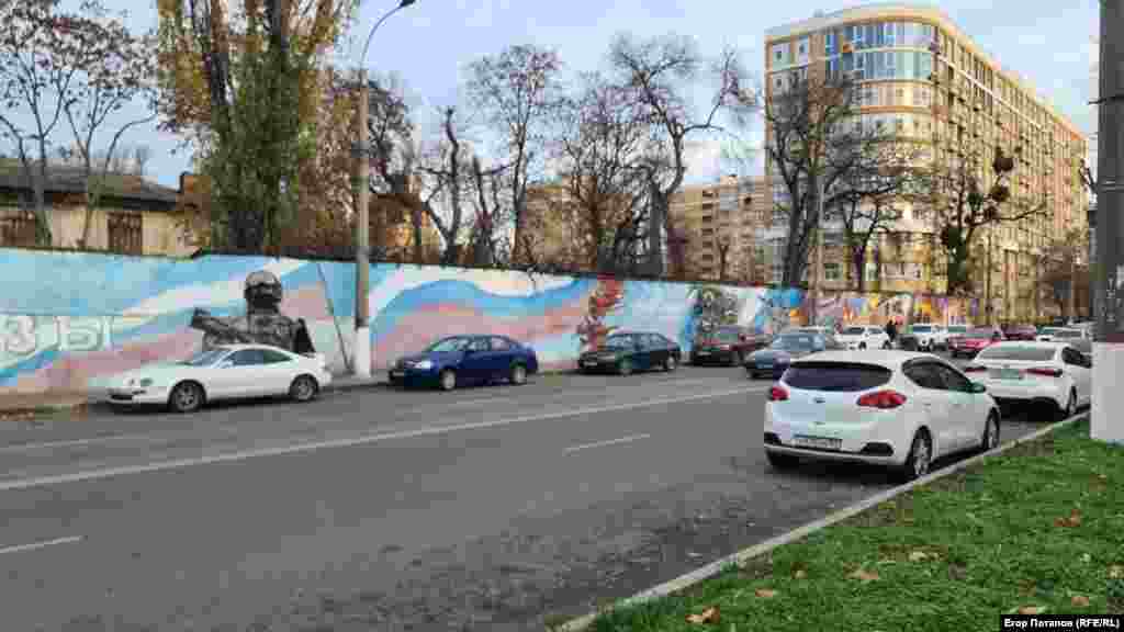 Роспись забора в Симферополе по ул. Толстого с визуальными образами российской агрессии против Украины