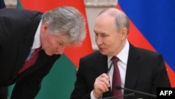 Спикер Кремля Дмитрий Песков (слева) и президент РФ Владимир Путин