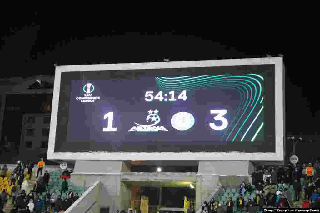Счет на табло к началу второго тайма. Он не изменился до конца игры. После матча разгорелся скандал из-за уровня подготовки Центрального стадиона, часть трибун которого встретила болельщиков обледеневшими и засыпанными снегом сидениями. В результате директор площадки был уволен.&nbsp;