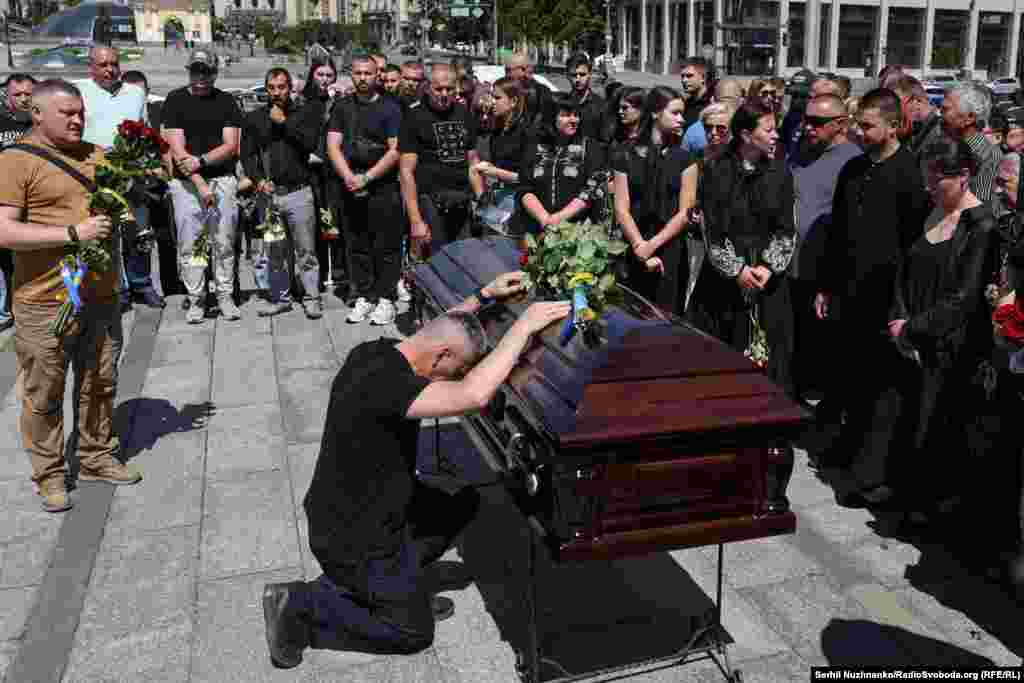 «За п’ять років льотної кар’єри він став льотчиком першого класу. А це навіть за найкращих часів було дуже важко зробити в Повітряних силах. Він це зміг», – сказав під час прощання з Устименком представник командування Повітряних сил ЗСУ Сергій Голубцов