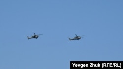 Російські ударні вертольоти Мі-28 у небі над анексованим Севастополем, архівне фото