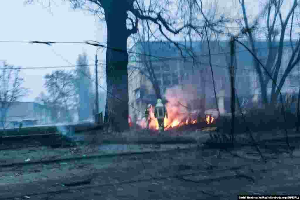 Пожежники на місці влучання російської ракети у будівлю в Києві. Район метро «Дорогожичі», 1 березня 2022 року