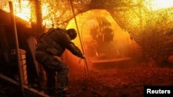 Український військовослужбовець 100-ї окремої механізованої бригади ЗСУ веде вогонь із самохідної гаубиці «Богдана» по російських військах з позиції на передовій поблизу Костянтинівки Донецької області, 29 листопада 2025 року