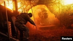 Український військовослужбовець 100-ї окремої механізованої бригади ЗСУ веде вогонь із самохідної гаубиці «Богдана» по російських військах з позиції на передовій поблизу Костянтинівки Донецької області, 29 листопада 2025 року