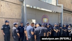 Сбор людей у здания Следственного комитета Армении, куда доставлен Карапетян, 18 июня