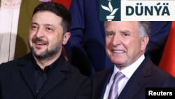 Ukrainanyň prezidenti Wolodymyr Zelenski (çepde) we ABŞ-nyň ýörite wekili Stiw Witkoff 15-nji dekabrda Berlinde