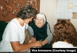 Віра записує спогади бабусі