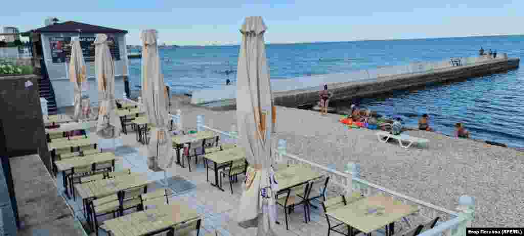 Кафешки устраивают прямо на пляже