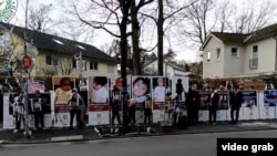 Täjik oppozisiýasynyň agzalary Russiýanyň Bonn şäherindäki konsullygynyň öňünde protest bildirýär. 21-nji dekabr, Bonn, Germaniýa.