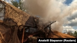 Бійці 28-ї окремої механізованої бригади Збройних сил України ведуть вогонь із самохідної гаубиці M109 Paladin по російських силах поблизу Торецька у Донецькій області, Україна, 2 червня 2025 року