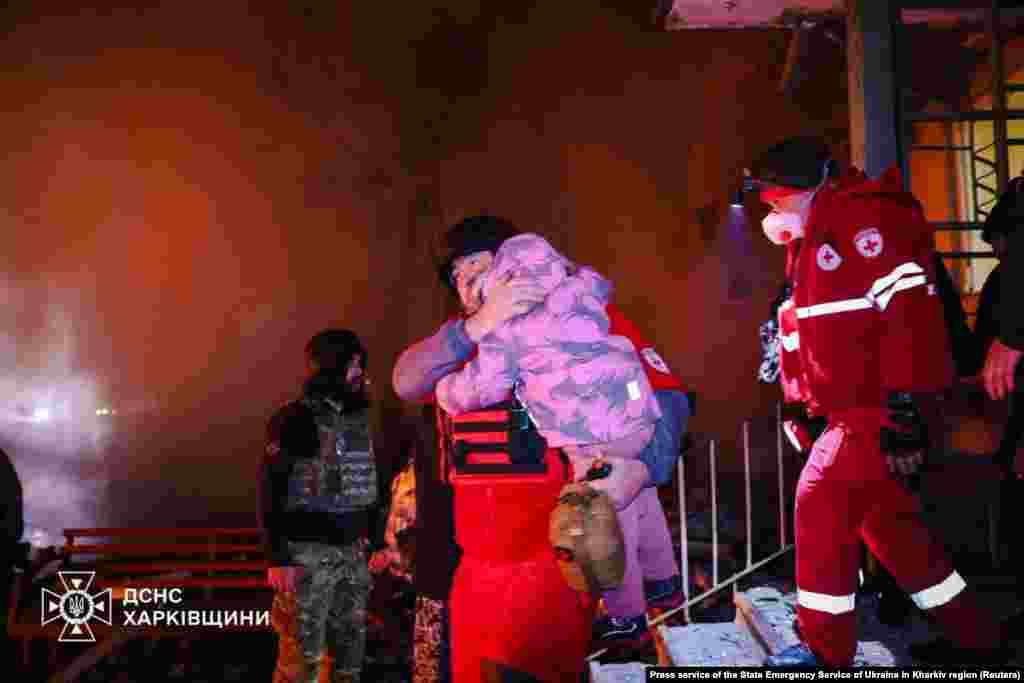 Медик виносить дитину з охопленої полум'ям багатоповерхівки у Харкові через атаку РФ