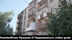 Частково зруйнований будинок у Рубіжному, де продовжують жити мешканці