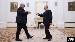 Очільник Білорусі Лукашенко прибув з візитом до Москві і 26 вересня зустрівся із Володимиром Путіним. Лукашенко сподівається на економічну підтримку Росії. Але економіка РФ через війну переживає важкі часи і вже Путін просить у Лукашенка бензину